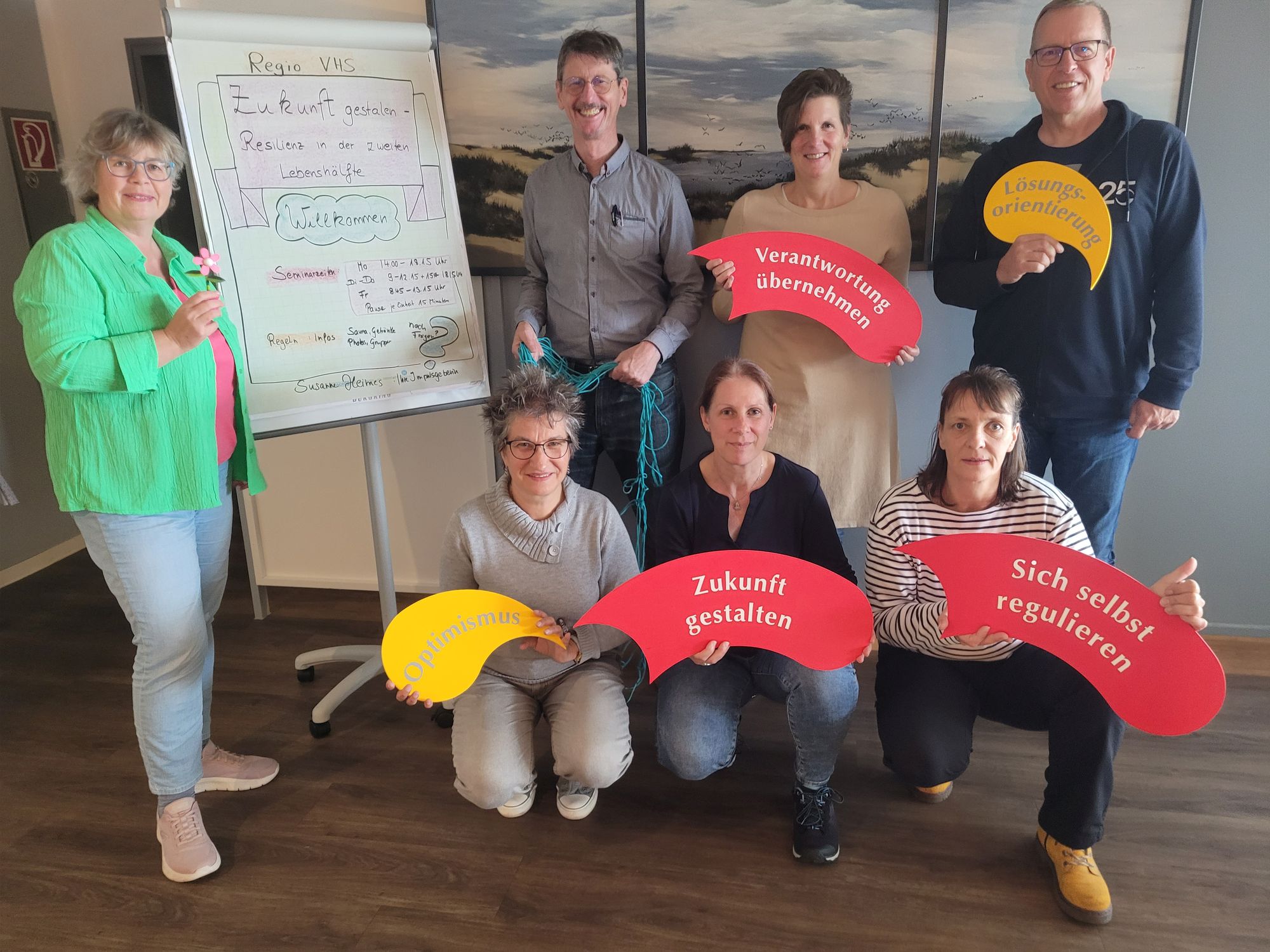 Seminargruppe vor Flipchart