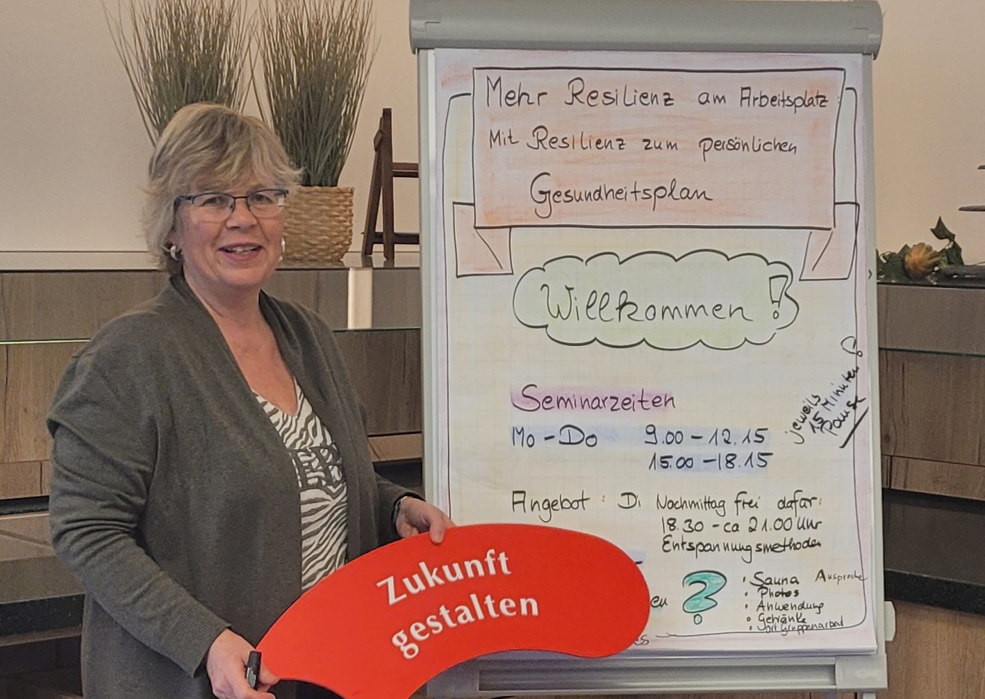 Susanne an der Flpchart beim Bildungsurlaub Warnemünde 2025